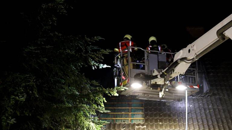 Dak huis in Beugen verwoest door blikseminslag