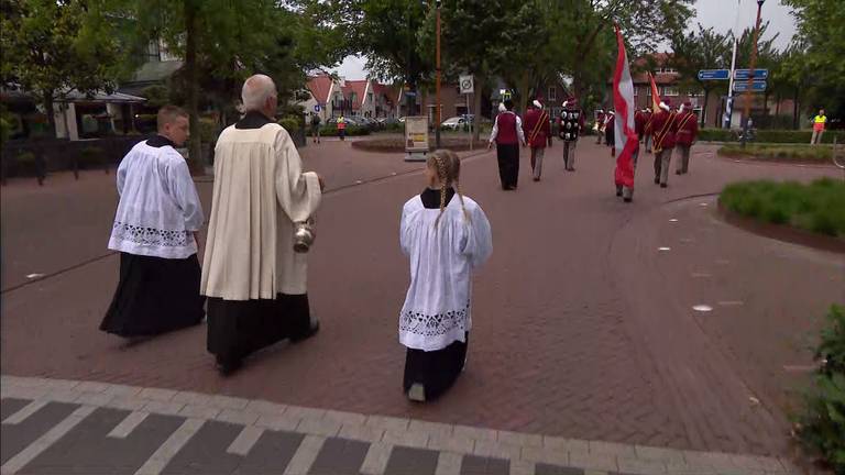 De kerk in Hapert sluit met een processie en een laatste dienst