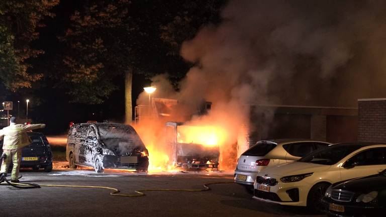 Hoogwerker en busje uitgebrand in Eindhoven  