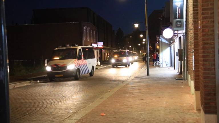 Grote groep jongeren gooit stenen naar politie en steekt vuurwerk af in Helmond