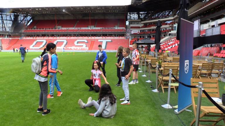 Kinderen testen corona-afstandsmeter in Philips Stadion