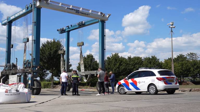 Auto van vermiste Bert de Laat met dode inzittende gevonden in het water in Drimmelen