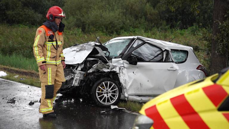 Twee zwaargewonden na frontale botsing op N612 bij Helmond