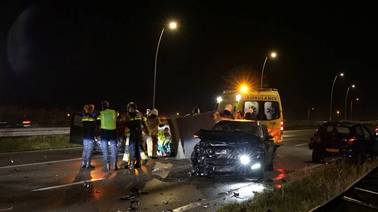 Vrouw overleden na ongeval op de N261 bij Waalwijk: meerdere auto's gebotst