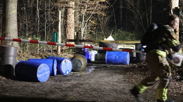 Op de Klaverveldvenweg in het buitengebied van Bergen op Zoom is dinsdagavond een grote hoeveel vaten met drugsafval gedumpt. 