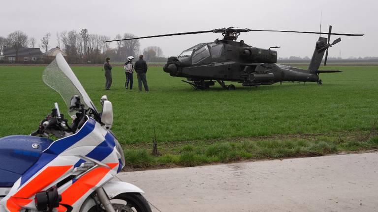 Apache van vliegbasis Gilze-Rijen maakt voorzorgslanding in Almkerk