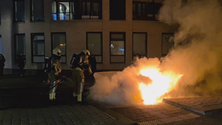 Veel auto's moesten het tijdens de jaarwisseling ontgelden in Breda, maar ook andere spullen werden in brand gestoken