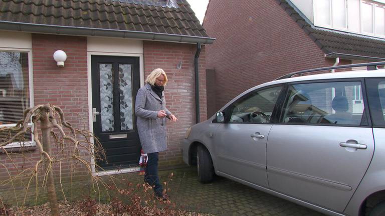 Mirjam kan haar rijbewijs door de lockdown niet verlengen.