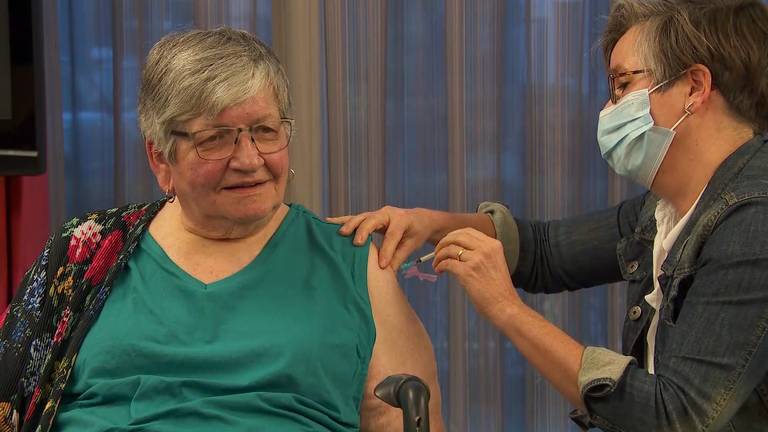 Arts Lyan vaccineert eerste bewoners van verpleeghuis in Veghel