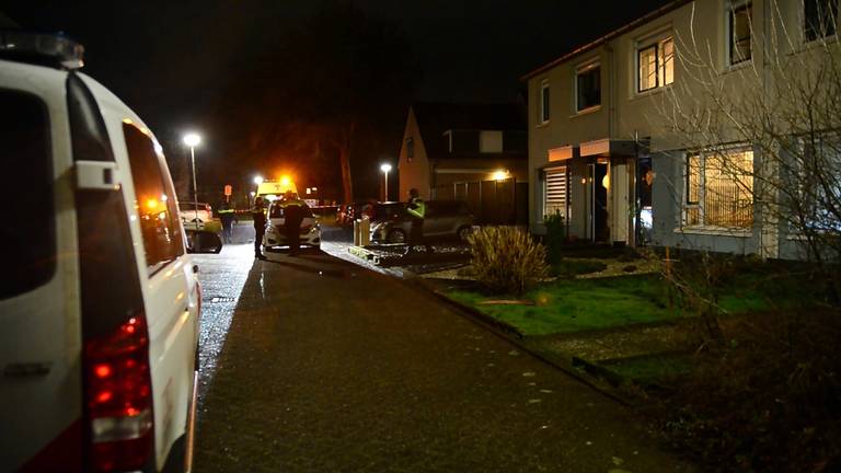 Verwarde man probeert zijn ouders neer te steken in huis in Deurne