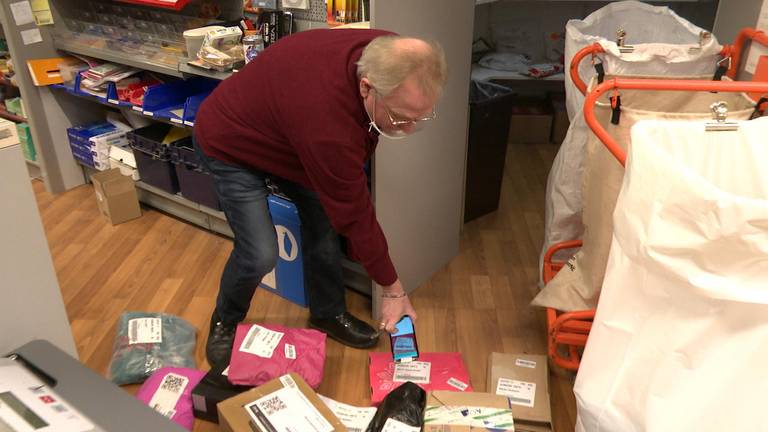 Drukte bij pakket pick up points door corona, 'mensen hebben nu veel tijd voor online shoppen'