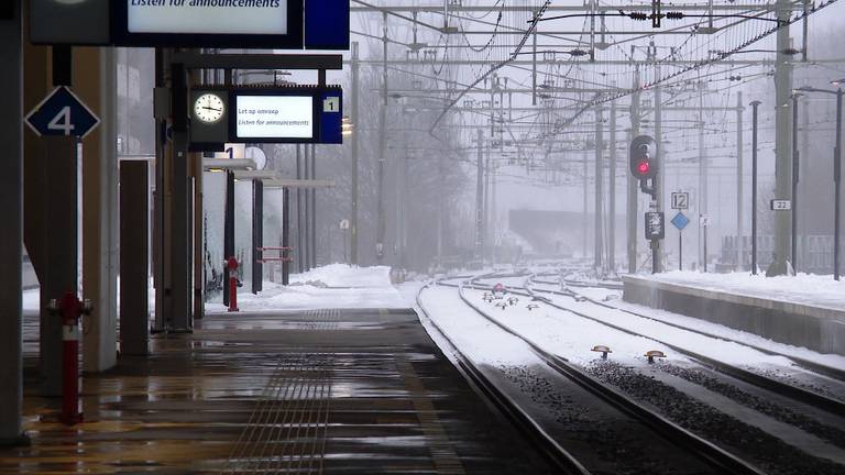 Verlaten NS-stations door stilleggen treinverkeer