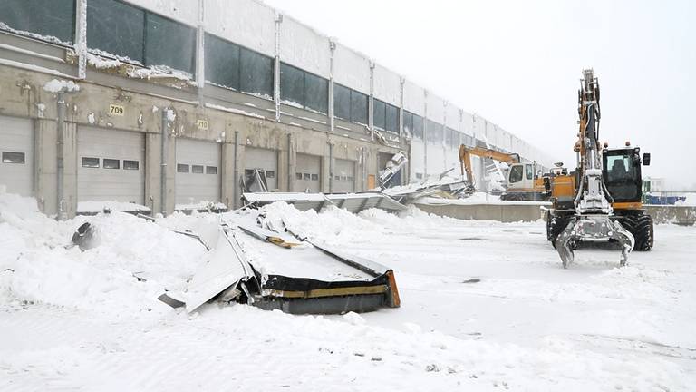 Luifel van Sligro in Veghel ingestort door opgehoopte sneeuw