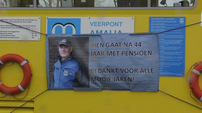 Na 44 jaar heen en weer varen gaat pontbaas Rien Koopmans met pensioen 