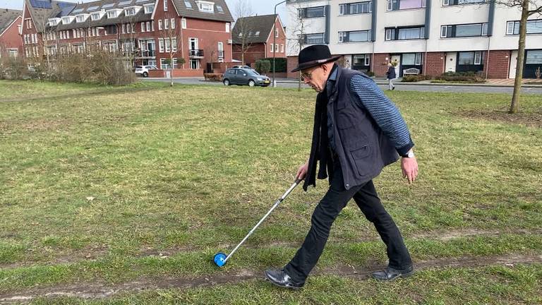 Jan laat zien hoe hij de olifantenpaadjes opmeet