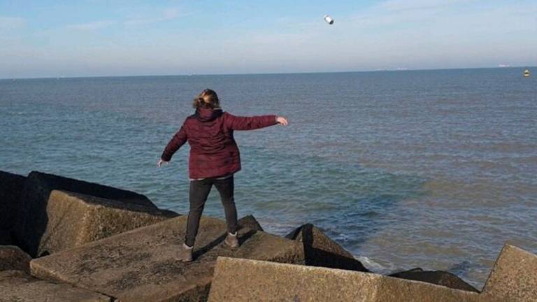 Jenny Groenendijk uit Helmond kreeg de verrassing van haar leven. De flessenpost met wensen die zij in Scheveningen in zee had gegooid, werd binnen de kortste keren gevonden…. in Engeland, 180 kilometer verderop. 