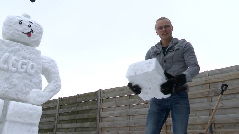 Kylian en Debby bouwden een LEGO-sneeuwpop in de achtertuin: ‘Ik ben helemaal gek, denk je soms’