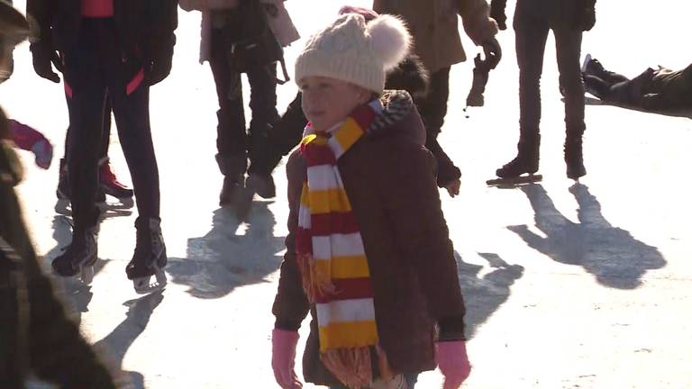 Schaatsers genieten van de zon, warme chocomel en een leuk uitje in plaats van carnaval