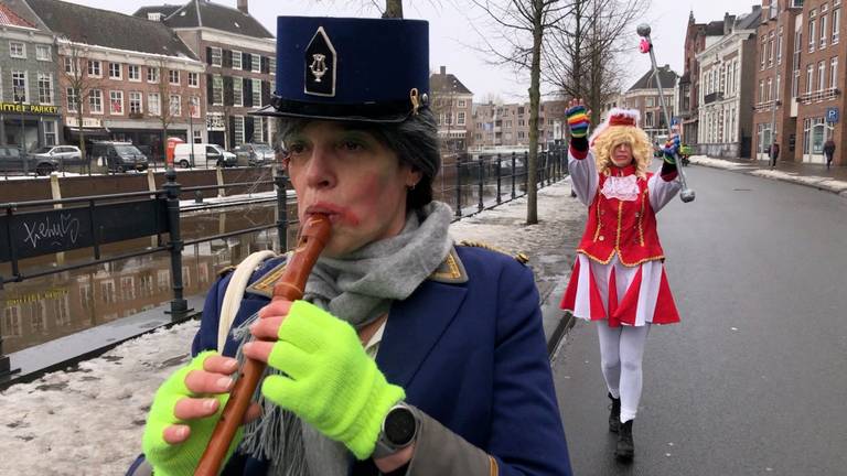 Ondanks corona lopen Bets en Ria gewoon de optocht in het Kielegat. 