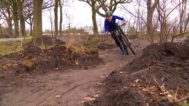 Sanne bouwde eigen pumptrack