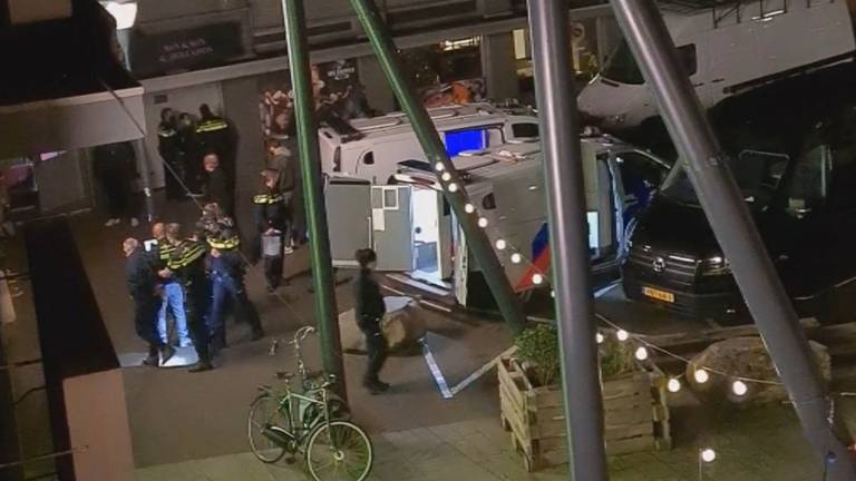 Zestien mannen werden aangehouden aan de Leenderweg in Eindhoven
