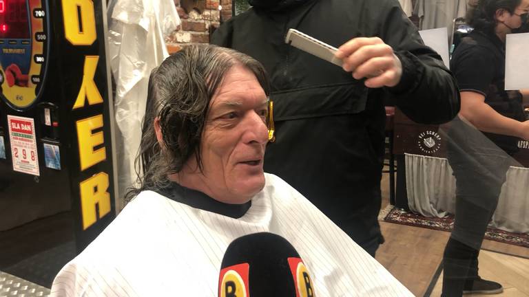 330 euro legde Ed Kostanje neer om vandaag als eerste geknipt te worden door kapper Joep Arts in Oss.