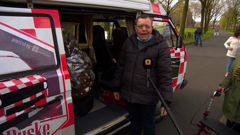 Een mega-chocoladepaasei voor de cliënten van GGZ in Boekel 