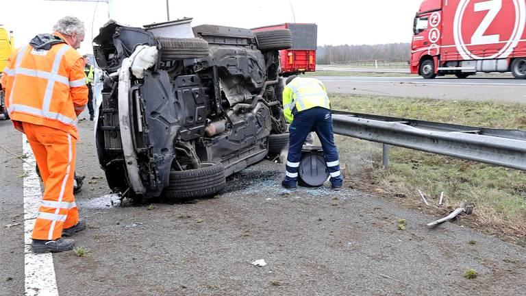 Auto vliegt over vangrail bij Eindhoven