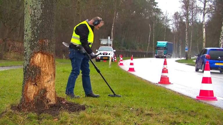 Ton zoekt met metaaldetector naar ketting overleden oma van Freya