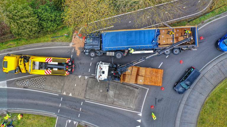 Gekantelde vrachtwagen blokkeert N69