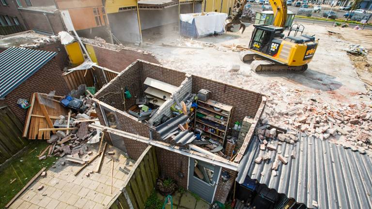 Sloopwerkzaamheden in Helmond hebben dinsdag korte metten gemaakt met twee tuinhuisjes aan de Matthijs Vermeulenstraat in Helmond.