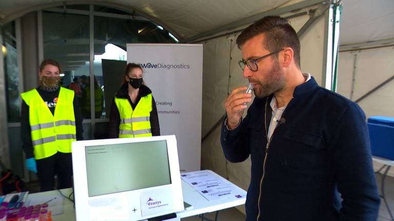Fontys creëert eigen coronatest zonder neusswab