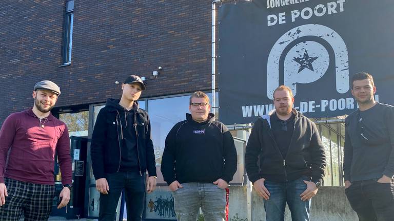 Bezorgde jongeren voor het bedreigde jongerencentrum De Poort (foto: Jan Peels) 