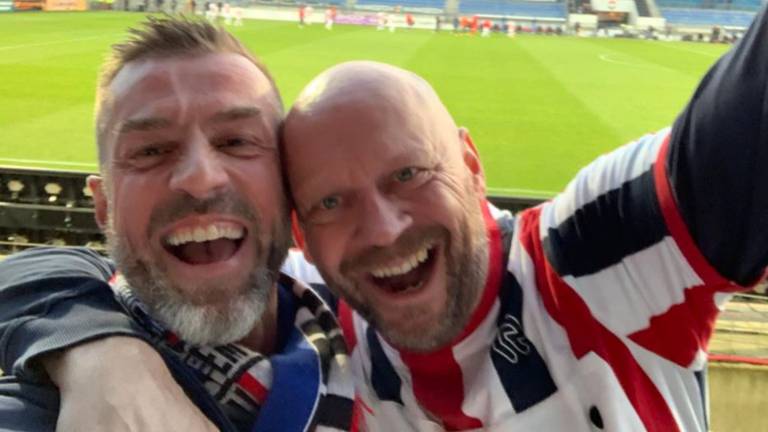 Theon was eindelijk weer bij een wedstrijd van Willem II: 'Nu eerst bier!'