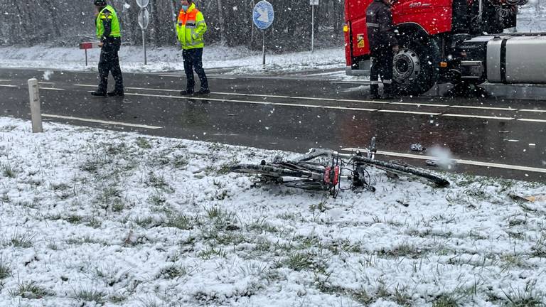 Fietser in Helmond ernstig gewond na botsing met auto.