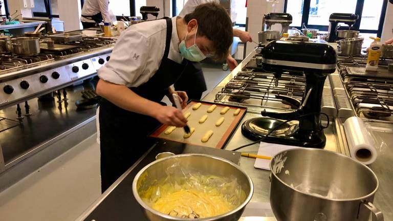 Reno doet toelatingstest voor opleiding tot topkok in Breda.