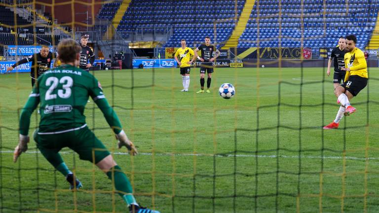 Mounir El Allouchi scoorde twee keer voor NAC tegen MVV.