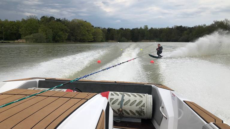 Er kon zondag voor het eerst geskied worden op de plas.