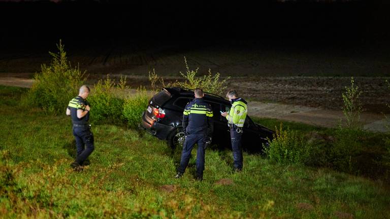 Auto van de weg na achtervolging over A58