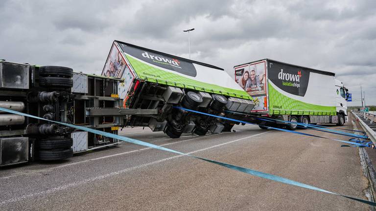 A16 bij de Moerdijkerbrug dicht door gekantelde vrachtwagen