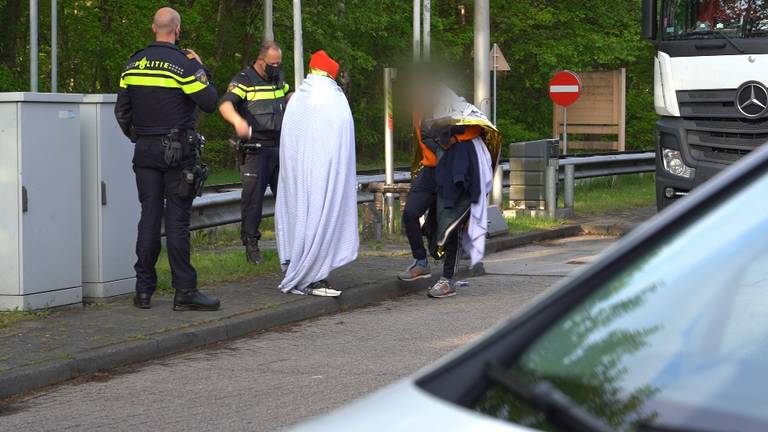 Vluchtelingen ontdekt in vrachtwagen langs A27 bij Oosterhout 