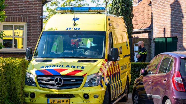 Een man is maandagmorgen van een dak van een huis in Wagenberg gevallen. Hij raakte hierbij zwaargewond.