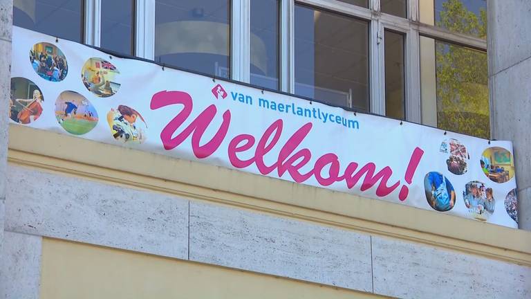 Vrolijke gezichten deze maandagochtend op het Van Maerlantlyceum in Eindhoven. De school is voor het eerst in zes maanden weer volledig open.