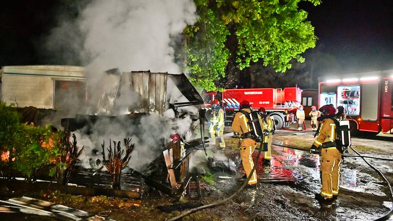 Brand verwoest schuur pal naast caravan op camping in Luyksgestel