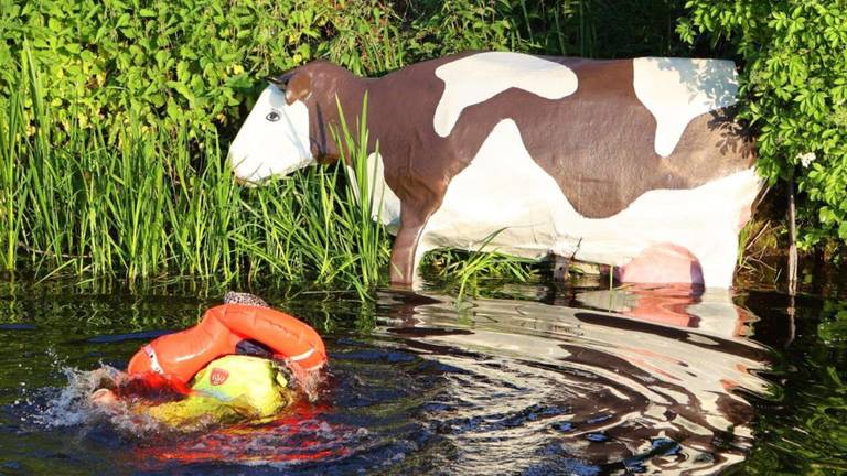 Ludiek afscheid bij de brandweer, collega vist nepkoe uit de sloot