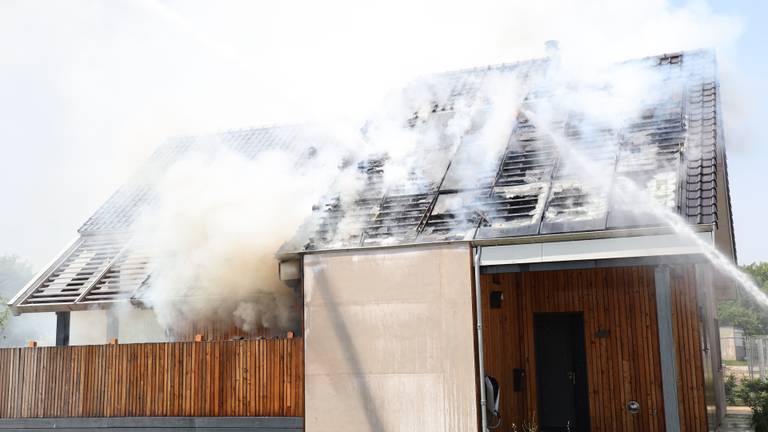 Vlammen slaan uit het dak bij brand in Gassel