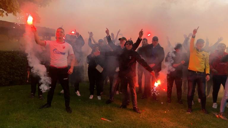 NAC-aanhang verrast spelersgroep met gezang en vuurwerk op trainingskamp.