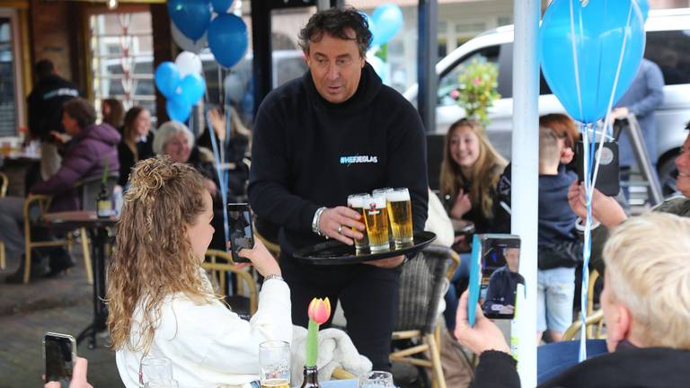 Marco Borsato en Rolf Sanchez serveren bier en shotjes in Boxtel