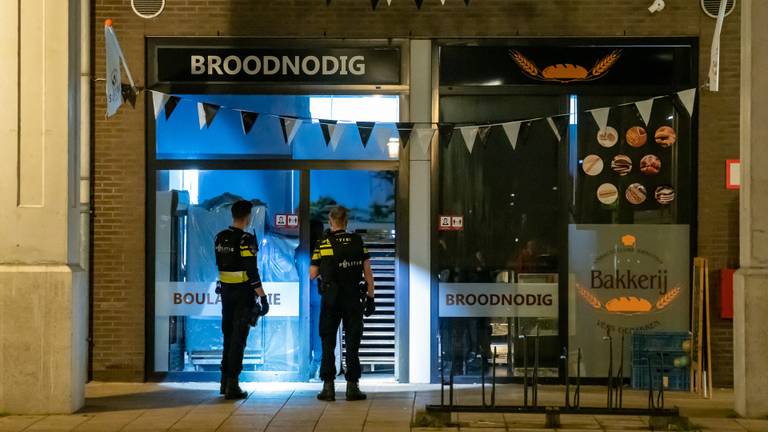 Arrestaties na 'verdachte situatie' bij bakker, agenten dragen schietvesten