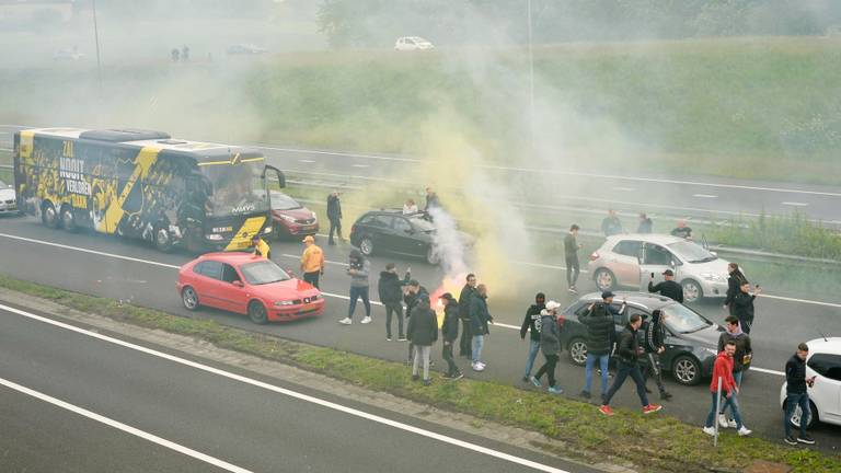 NAC-supporters blokkeren de snelweg